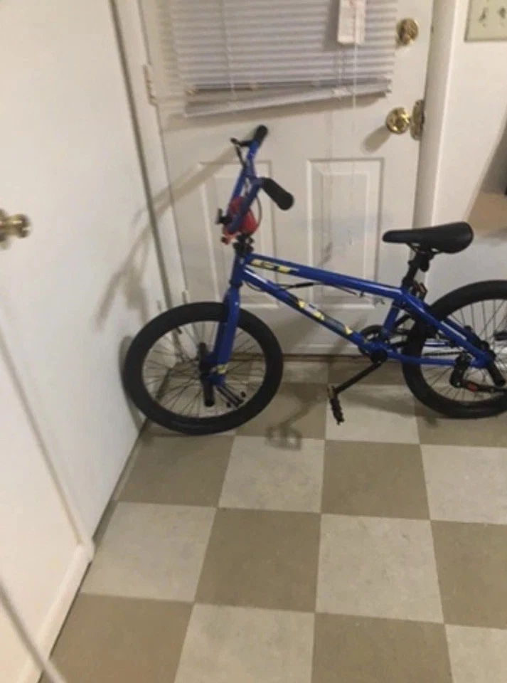 Gt mach one pro 24 bike, Blue And Yellow Design (willing to go lower on price ) - Image 3 of 4