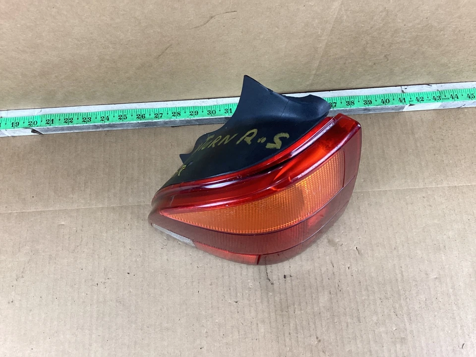 Luz trasera derecha Saturn S 1996-1999 camioneta OEM Foto 2 de 4
