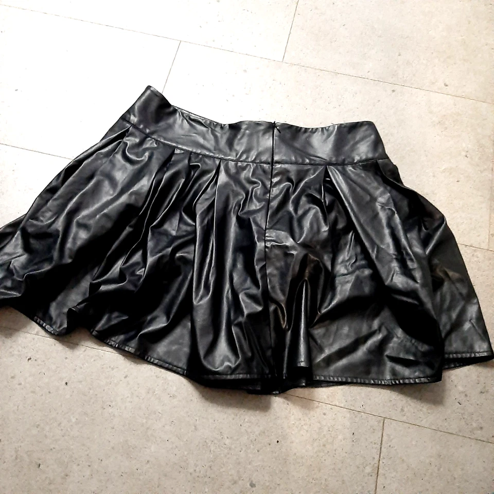 Clubwear - Schwarzer matt glänzender Lacklederimitatrock in Gr. 2 XL um 48 - Bild 3 von 3