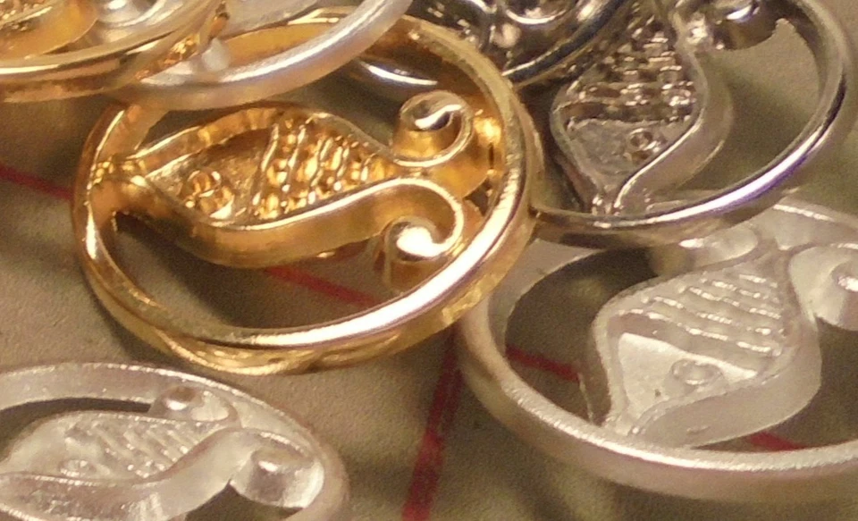 25 Large Metal Shank Buttons Shiny Gold Single Fish Design 1" 26mm Made in Italy - Image 4 of 4