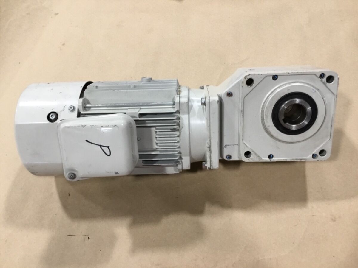 Sumitomo RNYM1-1320-B-5 Induction Gearmotor 5:1 Ratio 0.75kw Sumitomo RNYM1-1320-B-5 Induction Gearmotor 5:1 Ratio 0.75kw