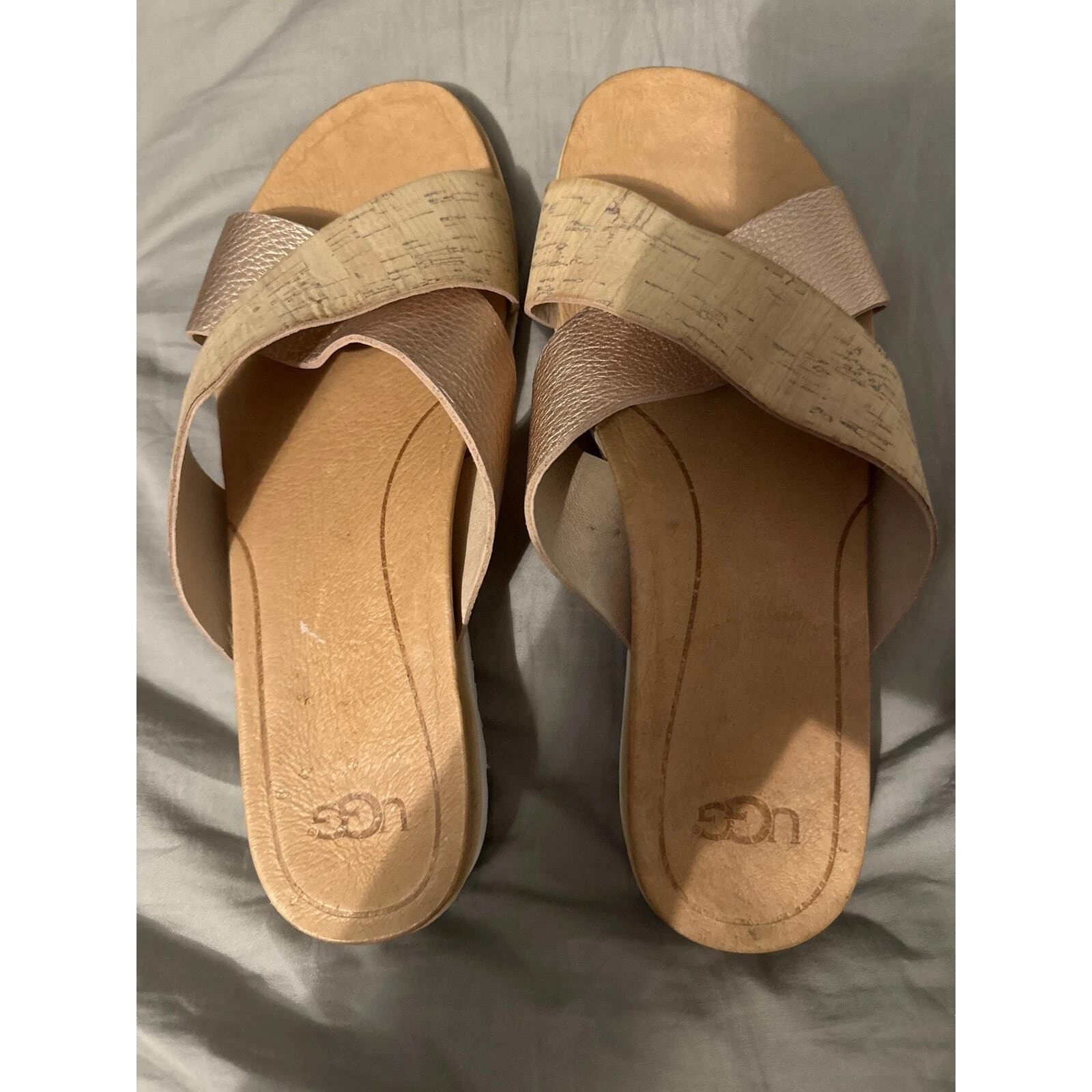 UGG Kari sandali con cinturino incrociato donna 10 scarpe slip on beige metallizzato marrone