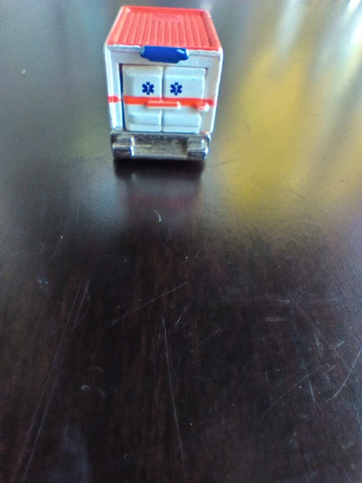 Vintage 1997 Hot Wheels Planet Micro Machines Mini Ambulance EMS Paramedic Toy - Image 4 of 4