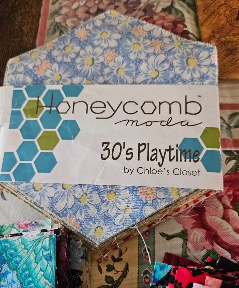 Lot Of 268 Cotton Quilting Squares & Hexagons Moda Etc Various Sizes & Patterns - Image 3 of 4