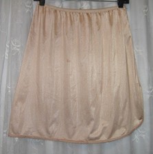 NEW MEDIUM VASSARETTE NUDE SILKY NYLON 20" LONG HALF SLIP 11 132