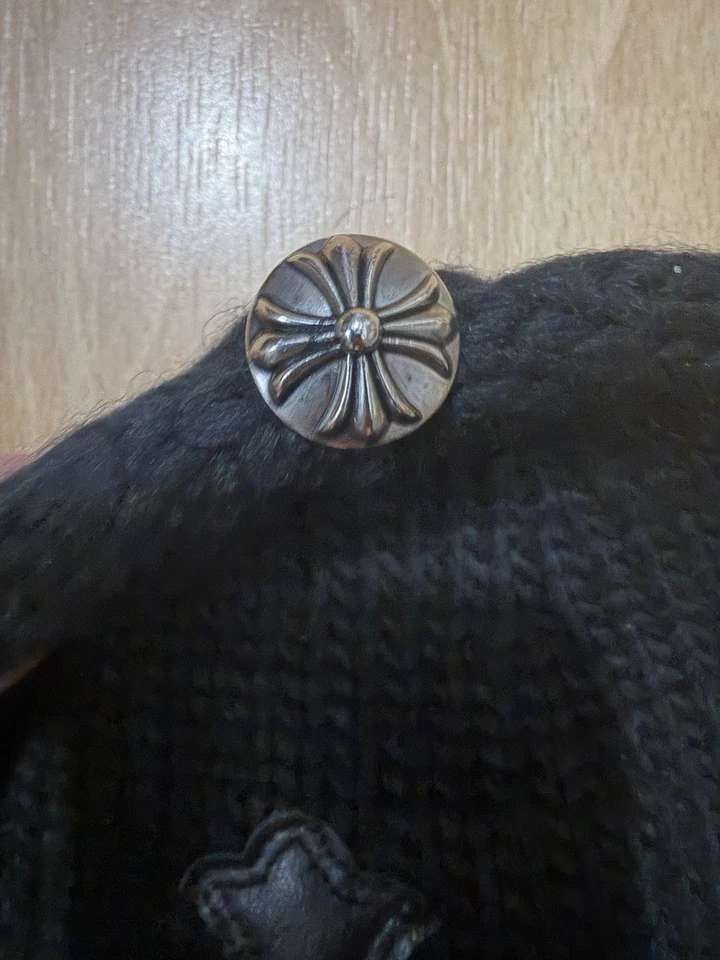 Gorro tejido corazones cromados con parche cruzado de cuero usado Foto 2 de 3