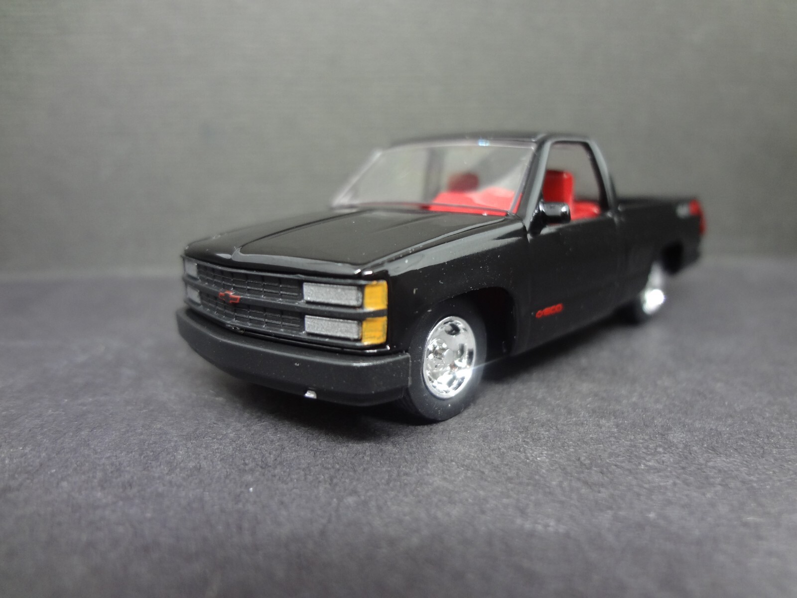 M2 Machines 1991 Chevy C1500 SS 454 Argento Scala 1:64 - Pickup Da Collezione - Foto 4