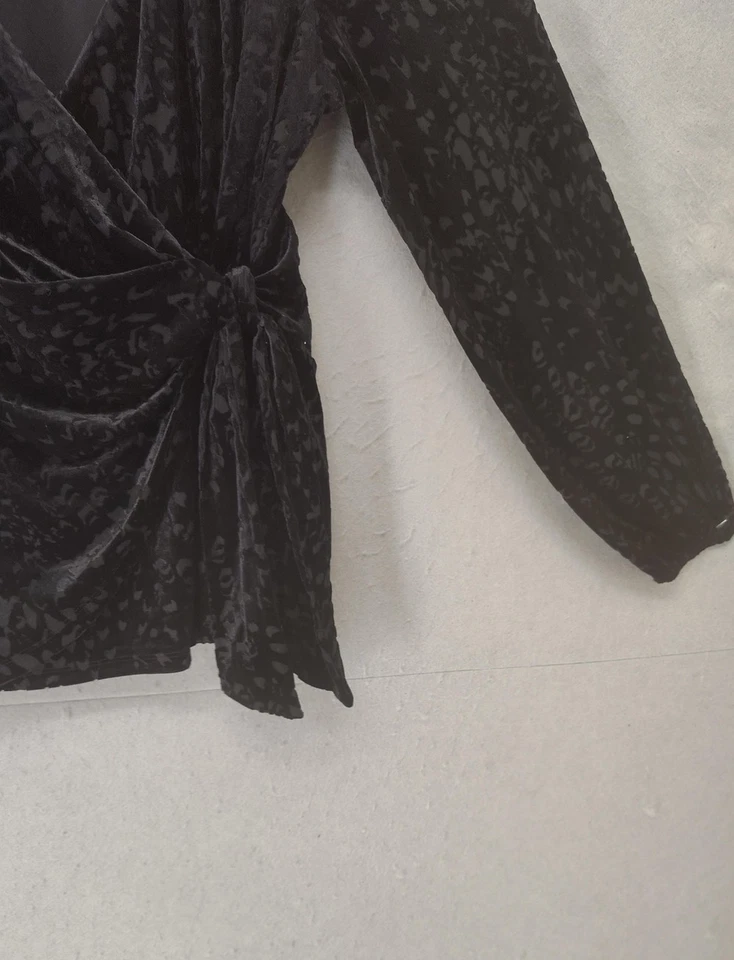 Blusa de fiesta Alfani Wrap Top para mujer grande negra de terciopelo Burnout manga larga Foto 4 de 4