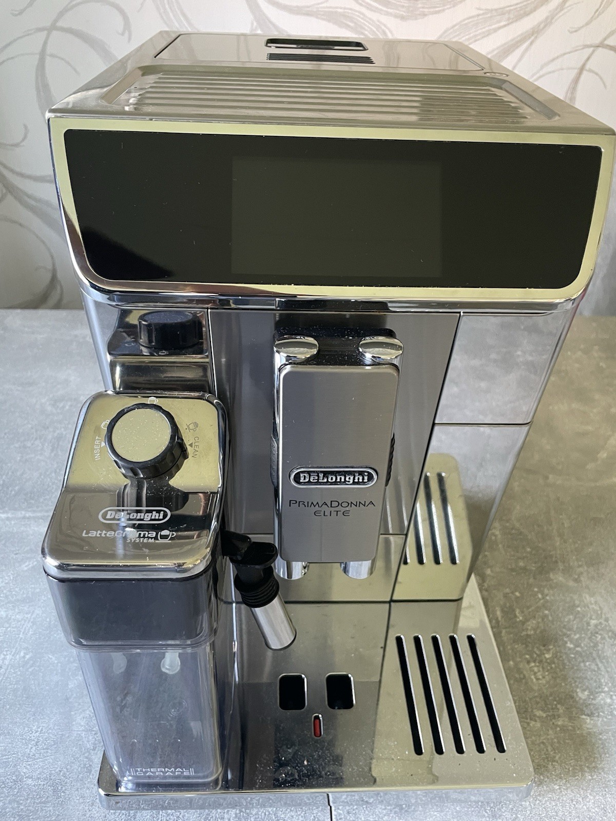 Kaffeevollautomat DeLonghi Prima Donna Elite ECAM 656.75 mit Milchbehälter