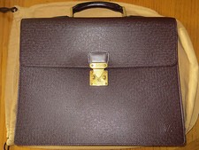 Louis Vuitton Superbe serviette Robusto en cuir taïga bordeaux - Neuve