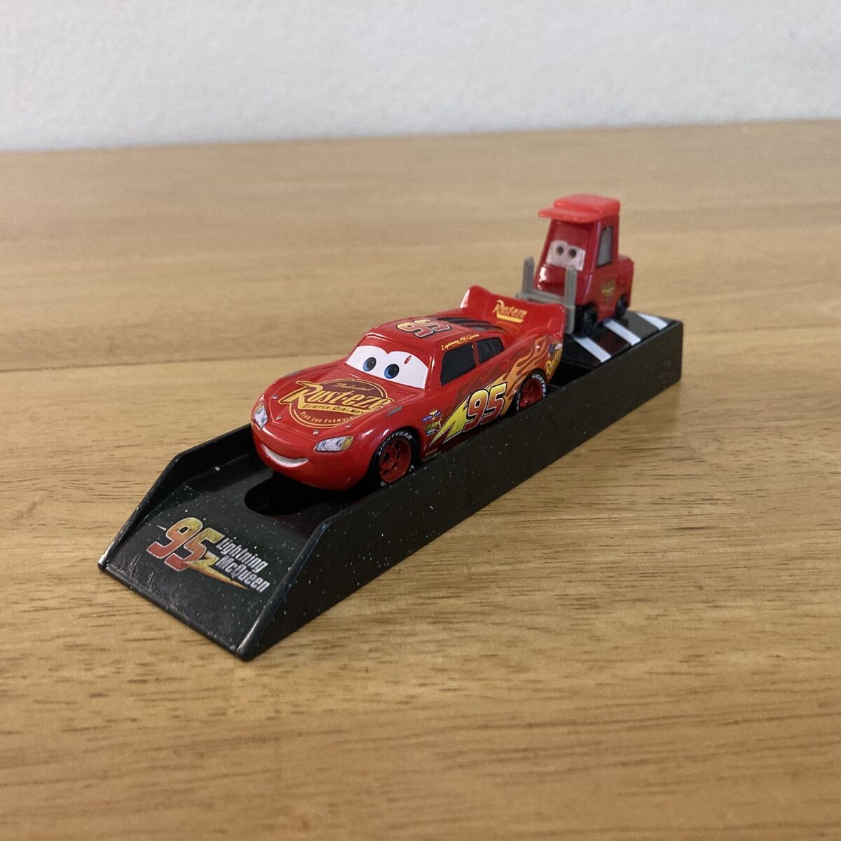 Disney Pixar Cars Pit Crew Launcher Set W/ Lightning McQueen Disney Pixar Cars Pit Crew Launcher Set W/ Lightning McQueen
