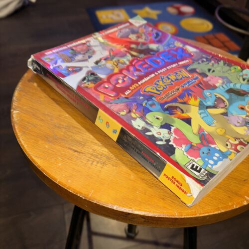 Pokémon HeartGold & SoulSilver Official Guide & Pokédex Volume 2 — w/ Poster - Picture 2 of 5