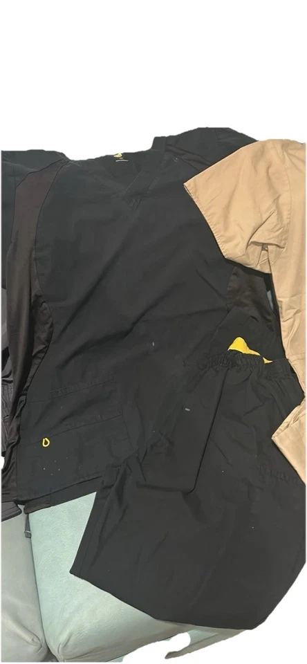 Lote de conjuntos exfoliantes para mujer talla 2x y XL apenas usados (5) y 4 pares de pantalones exfoliantes Foto 3 de 4