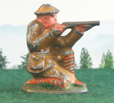 MANOIL VINTAGE LEAD FIGURE - US ARMY SOLDIER KNEELING WITH RIFLE   618