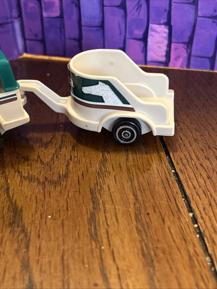 Camioneta de plástico Tonka vintage verde y tostado con calcomanías y remolque Foto 3 de 4