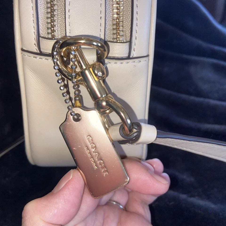 Bolso de mano Coach acolchado de cuero crema con doble cremallera para el hombro o bandolera Foto 4 de 4