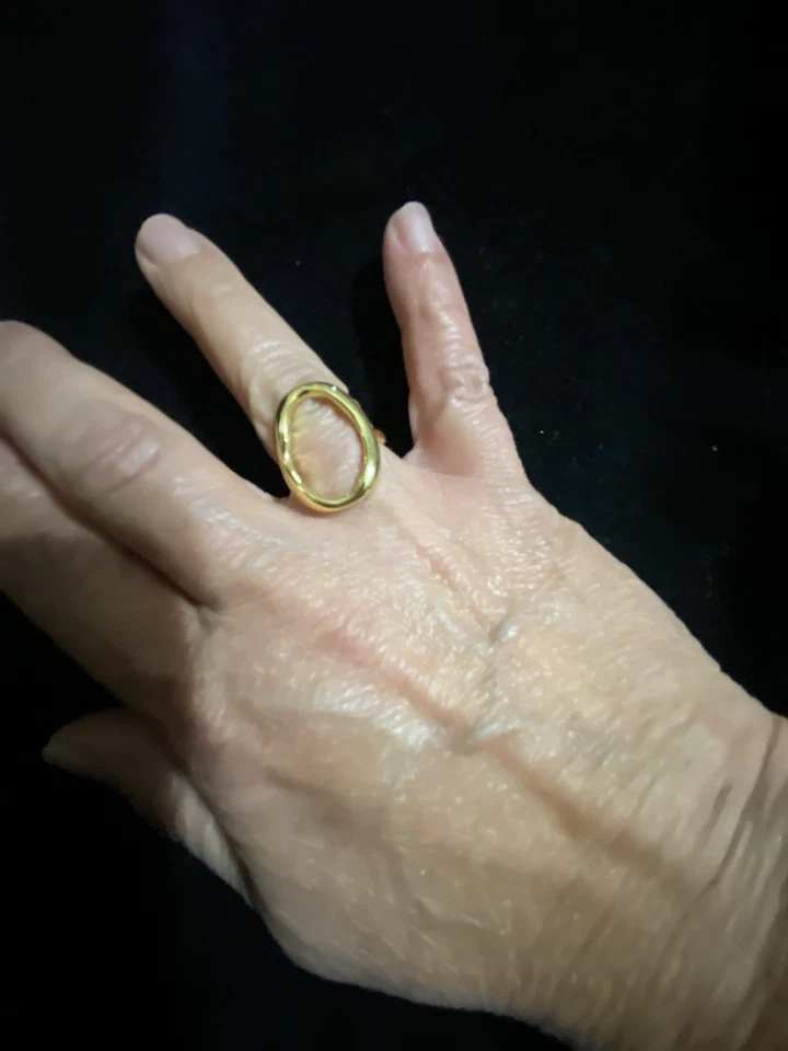 Anillo Kate Spade New York Tono Dorado Contorno Ovalado Ajustable Foto 3 de 3