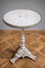 Guéridon ancien de style classique, reposant sur un piétement tripode