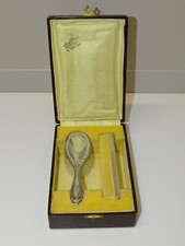 -NECESSAIRE DE TOILETTE POUR BEBE PEIGNE + BROSSE ARGENT Poinçon Minerve vitrine
