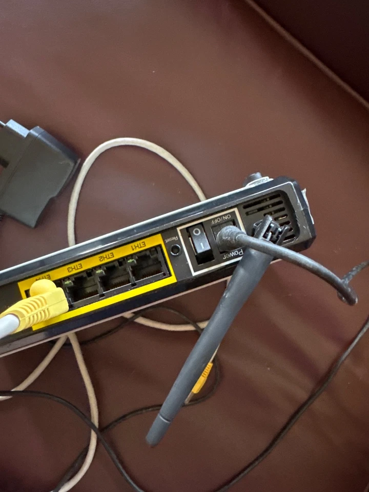 router wifi telecom impresa semplice. Bianco. Con cavi.  - Immagine 3 di 4