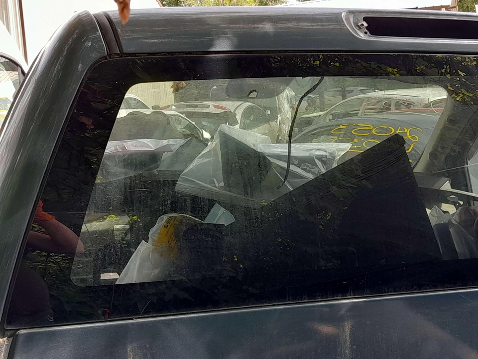 Заднее стекло 07–13 Chevy Silverado фиксированное без подогрева оттенок конфиденциальности от оригинального производителя 25778781 - Изображение 3 из 4