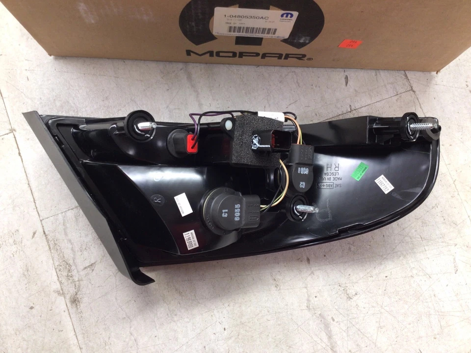 Conjunto de lámpara trasera lateral de pasajero Dodge Stratus 2001-2006 OEM 4805350AC Foto 3 de 4