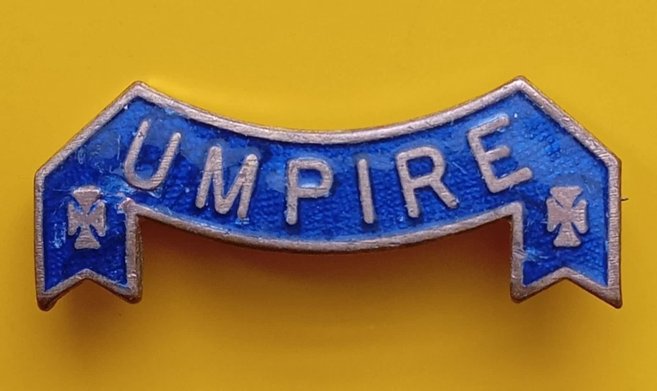 Umpire Vintage Sports Enamel Lapel Pin Badge. EB4-2