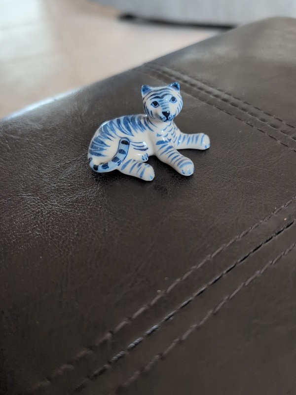 Miniature Delft Style Tiger Laying Blue & White Figurine Curio Decoration Vtg