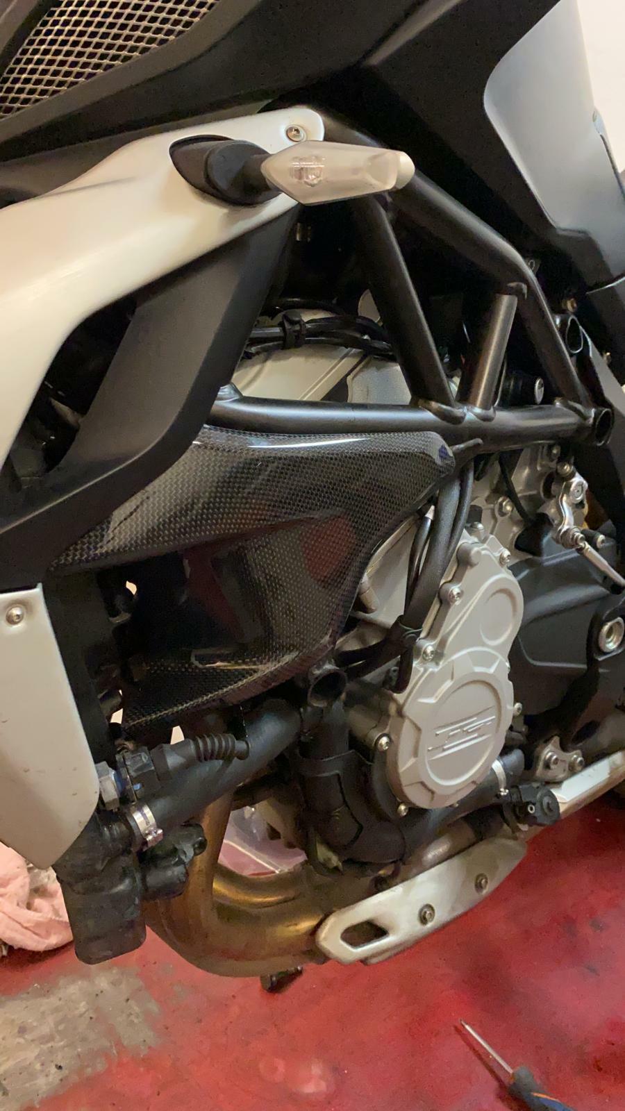 Caches latéraux moteur MV Agusta antibruit et vibrations en carbone
