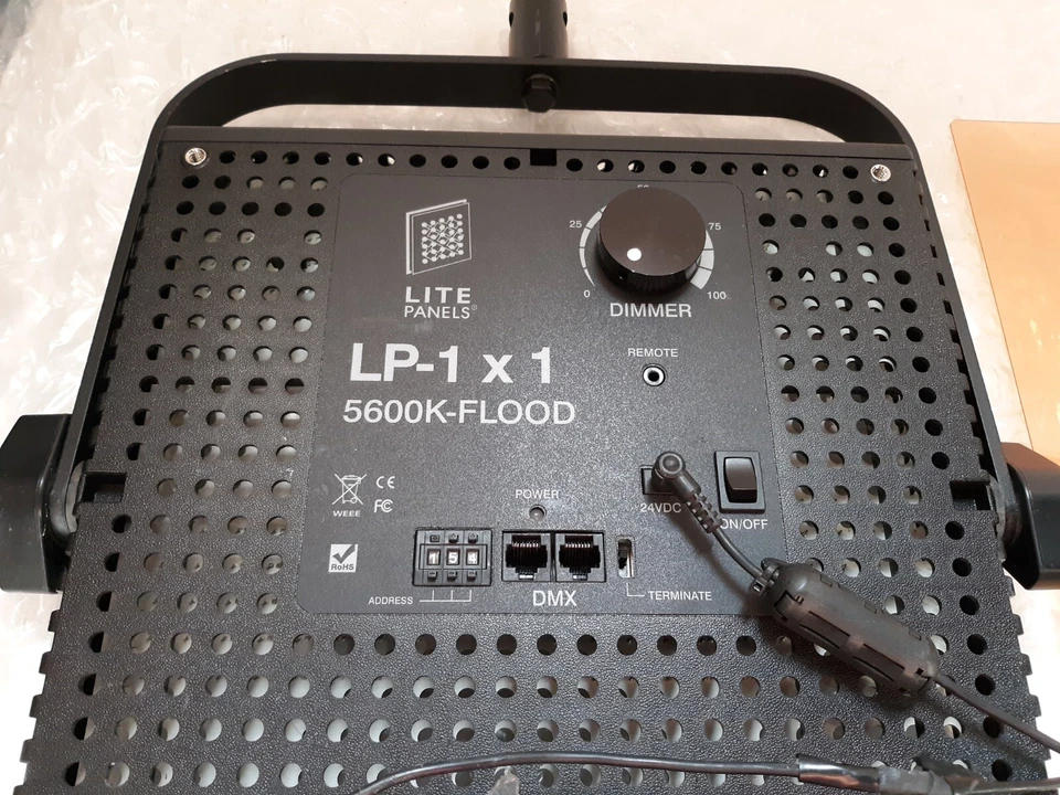Litepanels LP-1x1 5600k-Flood Panel w/Bracket + AC + Battery Adapter *TESTED* - Image 3 of 4