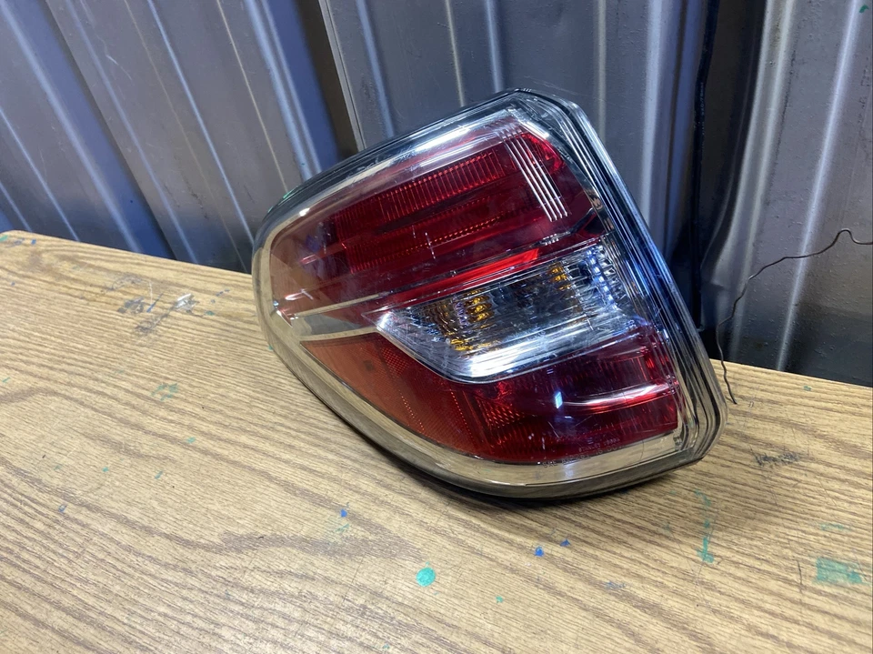 Nissan Armada 2017-2020 luz trasera izquierda luz trasera lámpara OEM Foto 3 de 4