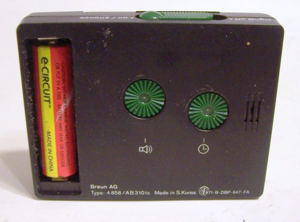 VINTAGE BRAUN AG TYPE9 WORLD TRAVEL ALARM CLOCK POCKET SIZE Parts or Repair Only - Image 4 of 4