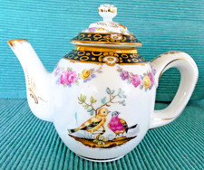 Kleine Teekanne   TOURNAY FINE PORCELLAN Victoria AND Albert Museum F.Mint 1985