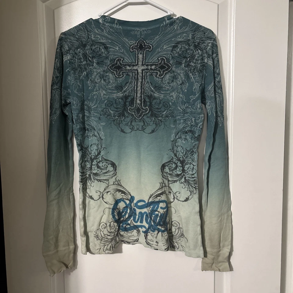 Camisa revólver de manga larga con cruz talla pequeña Sinful by Affliction para mujer Foto 3 de 4
