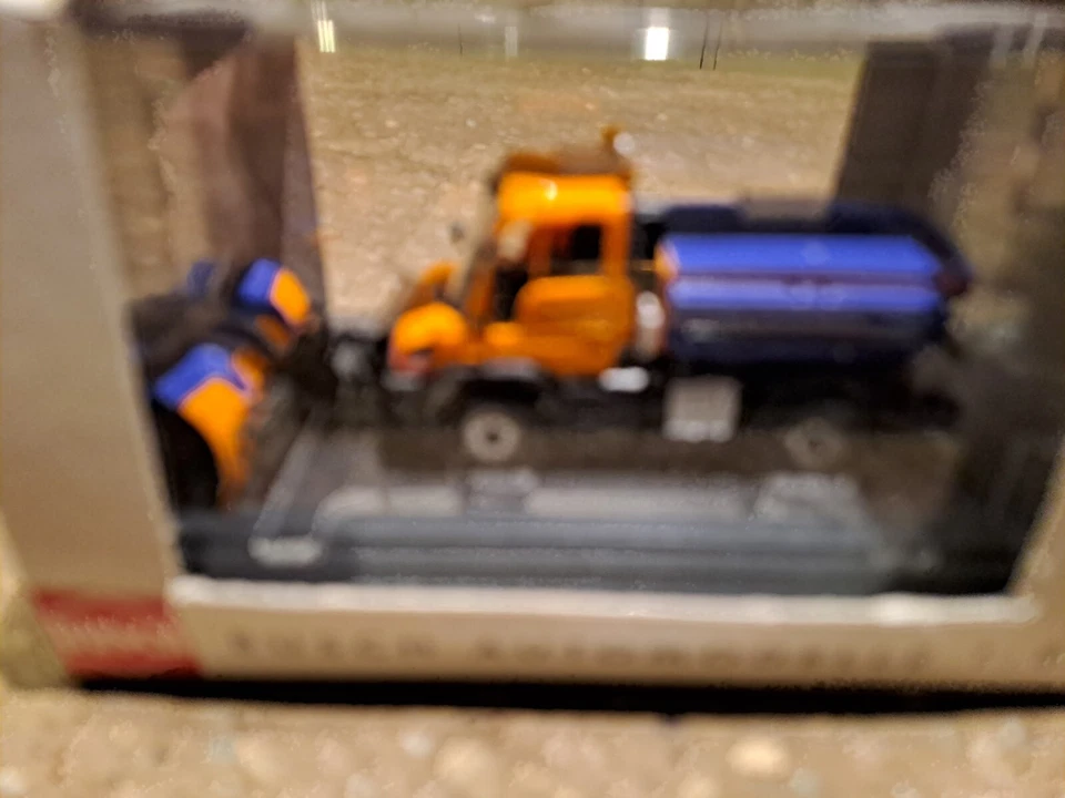 Busch Mercedes Unimog U 430 Winter Services Snow Plough 1/87 scale BNIB - Image 3 of 4