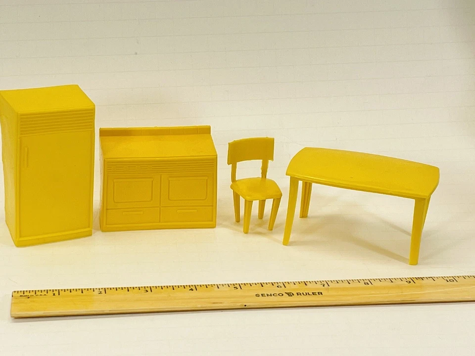 Antigo Conjunto de Cozinha para Casa de Bonecas Marx Móveis Plástico Amarelo Fogão Mesa Cadeira Frig. - Imagem 3 de 4