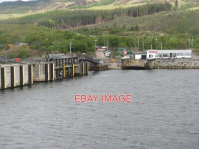FOTO KENNACRAIG FÄHRTERMINAL MIT KLAREN FÄLLEN VON NADELBAUMPLANTAGEN IN KE