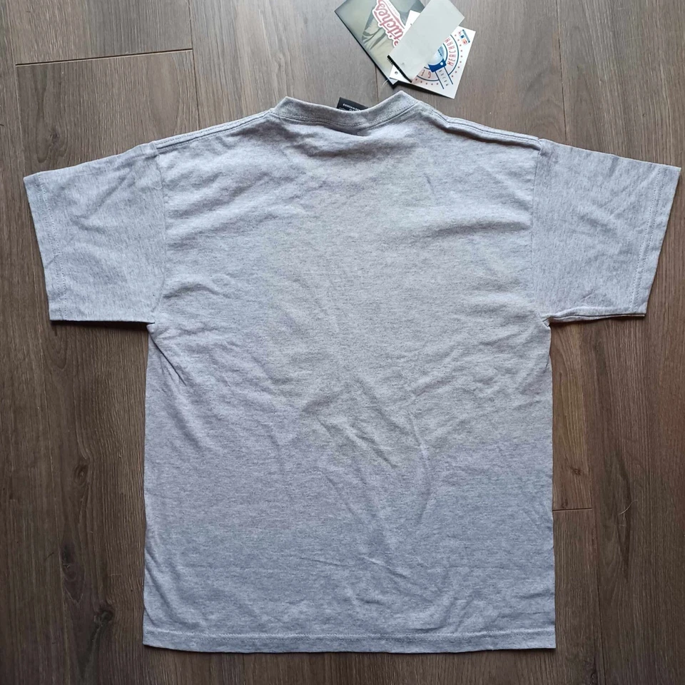 Camiseta Stitches Yankees Juvenil LG Gris con Calcomanía Azul Béisbol Nueva con Etiquetas ¡Perfecta! Foto 4 de 4