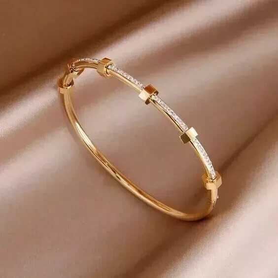 Stunning Women's Bangle 3Ct Round Cut Simulated Diamond 14K Yellow Gold Plated