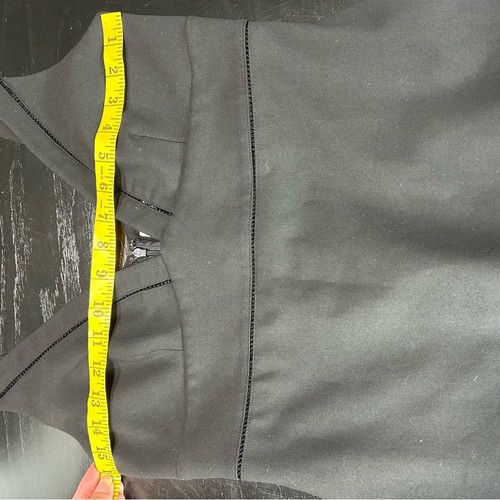 Gr. 10 schwarzes ärmelloses Kleid - lbd - klassische Körperkonturierung - tiefer Ausschnitt - Bild 4 von 7