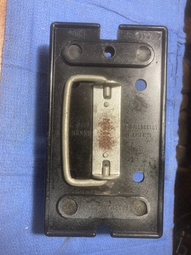 W2   8056   WADSWORTH 100 AMP MAIN 120-240 VOLT PULLOUT FUSE DISCONNECT