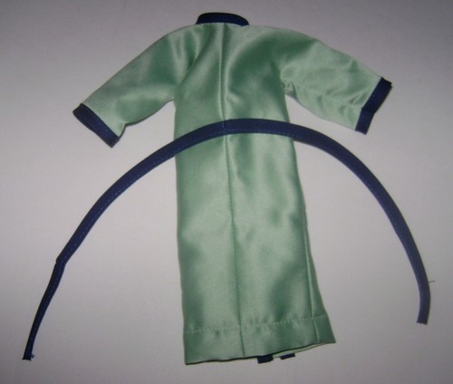 Bata verde estilo vintage hecha a mano con corbata azul marino para Barbie - Imagen 4 de 4
