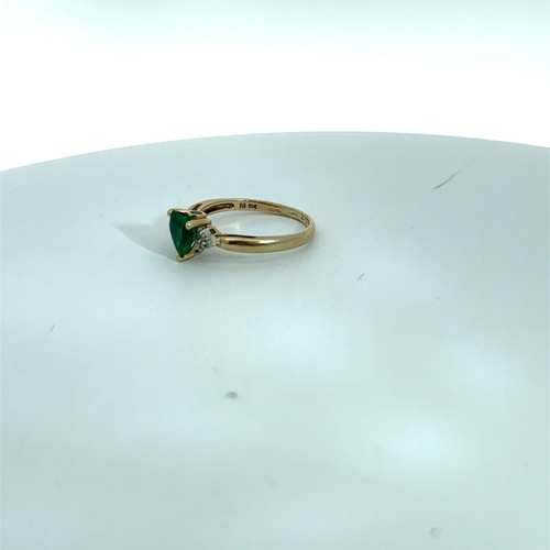 10 Karat Yellow Gold ring with 1 Carat Created Emerald - Picture 5 of 8