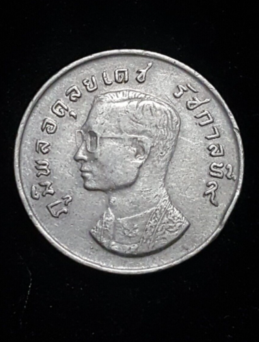 Coin King Bhumibol  Rama 9th  (back garuda)b.e 2517 Thai Baht  coin holy rare. - Afbeelding 1 van 5