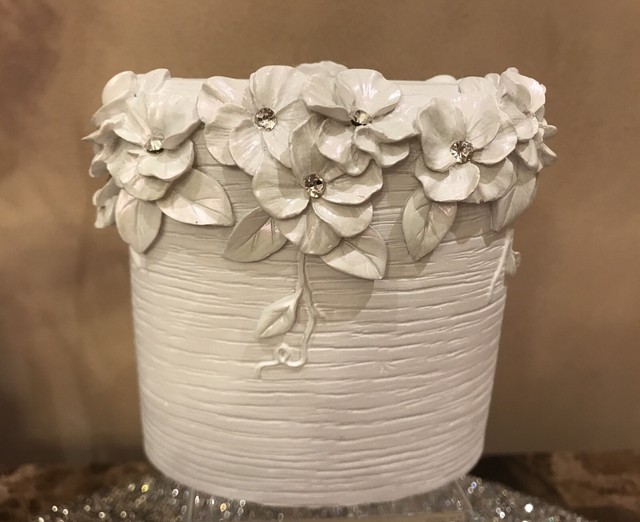 Envogue Floral w/Rhinestone Accents WHITE Resin Bath Accessory Set (2