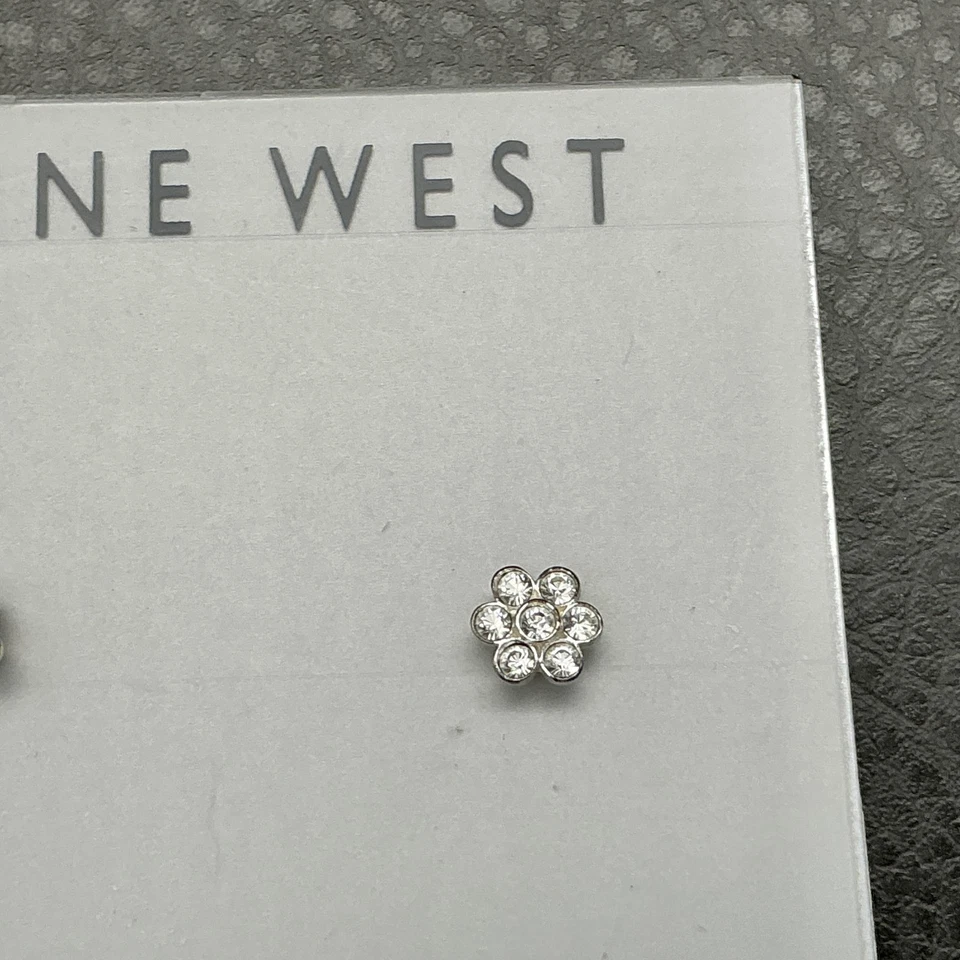 Pendientes Nine West Flor Cristal Tono Plata Cierre Mariposa 1/4 Pulgada Foto 4 de 4