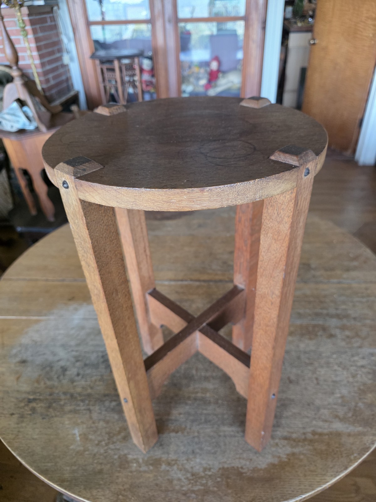 ARTS AND CRAFTS / MISSION STYLE OAK ROUND END TABLE - Antiqu