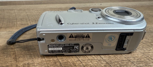Sony Digital Camera Cybershot DSC-P72 3.2MP Silver w/16 MB CARD Tested & Works - Picture 5 of 6