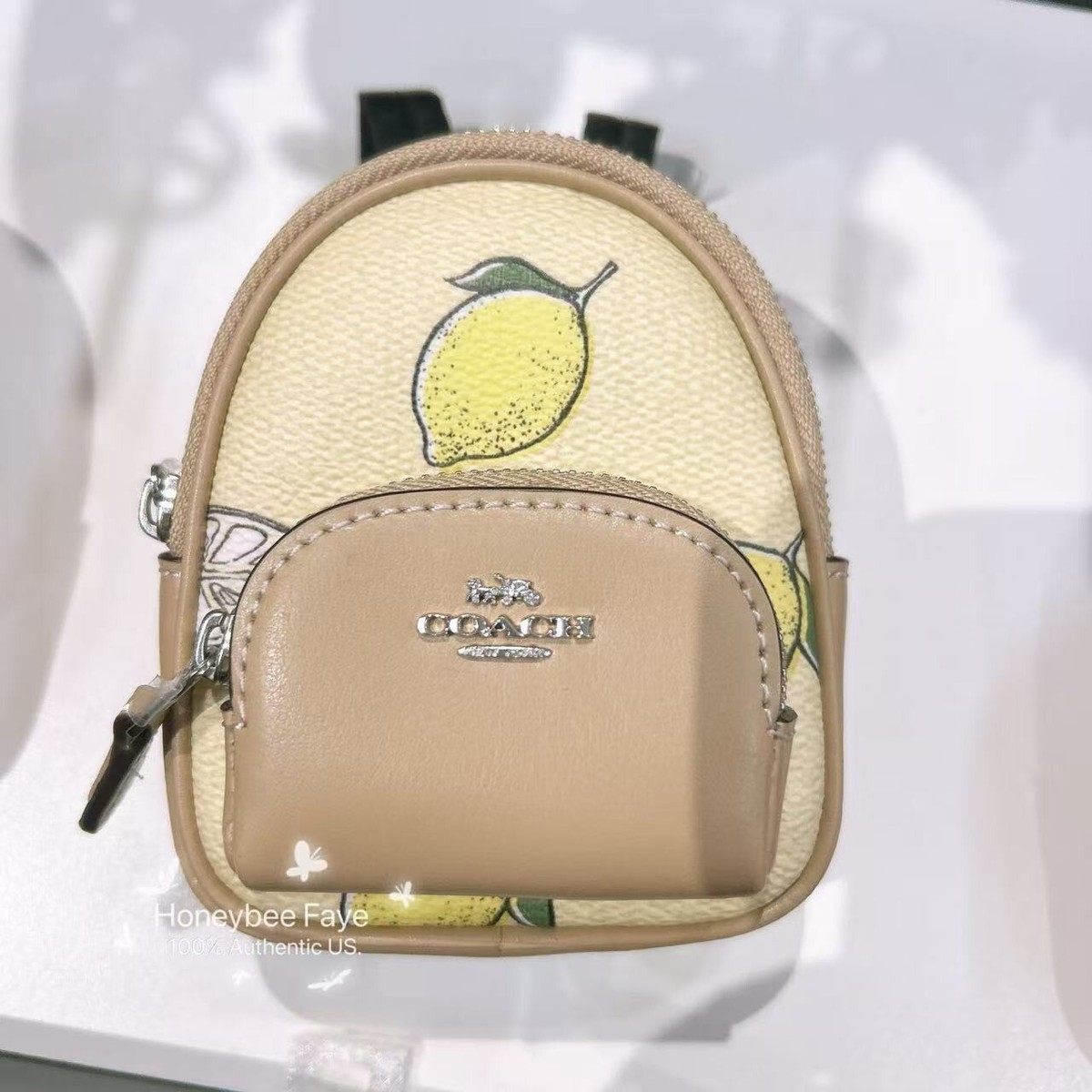 【COACH】 バックパック型チャーム Mini Court レモン柄 COACH® Outlet | Mini Court Backpack Bag Charm With Lemon Print