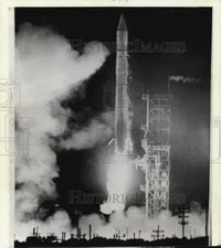 1970 Press Photo An Atlas-Centaur rocket takes off from Cape Kennedy - afx02407